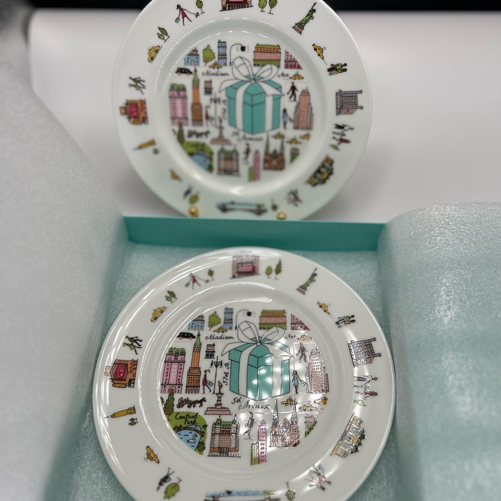 Tiffany & Co. Urban Design White Dinnerware Set - Picture 9 of 14